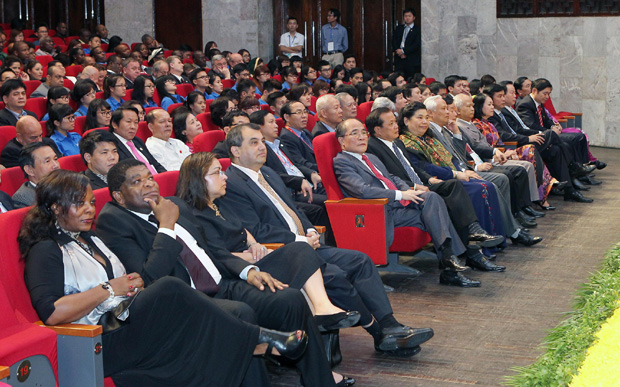 Các đại biểu tham dự buổi lễ.